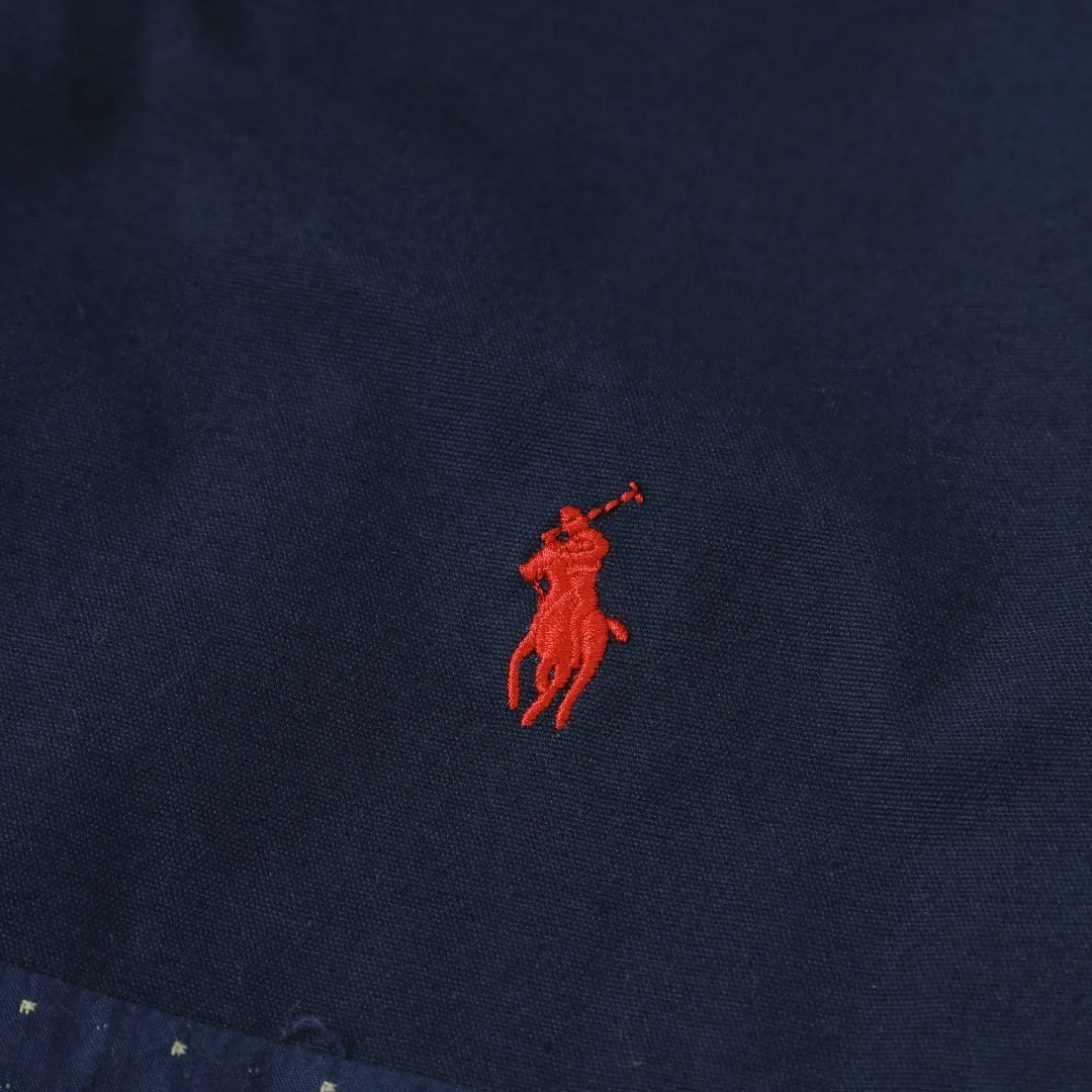 P470 #R15 Ralph Lauren Tokyo limited reversible spliced denim jacket. Catwalk style. Heavy work splicing. Tokyo limited catwalk style. Not available in China. Reversible design. Buying one is equal to buying two. The whole garment is washed and distressed. Heavy work and splicing. Maximum fabric loss. No complicated copywriting. Self-observation of details. Shipping is time-consuming and labor-intensive. If you like it, hurry up and be first to arrive. SIZE: S M L XL Length: 64/66/68/70 Bust: 116/120/124/128 Shoulder width: 52/53/54/55 Sleeve length: 57/58/59/60 Hem: 90/92/94/96 (elastic)